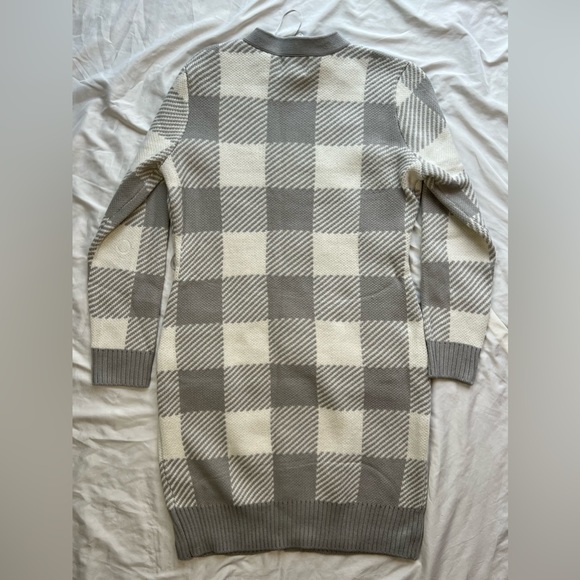 NWT Olive & Oak Gray/Ivory Plaid Sweater - Picture 3 of 6